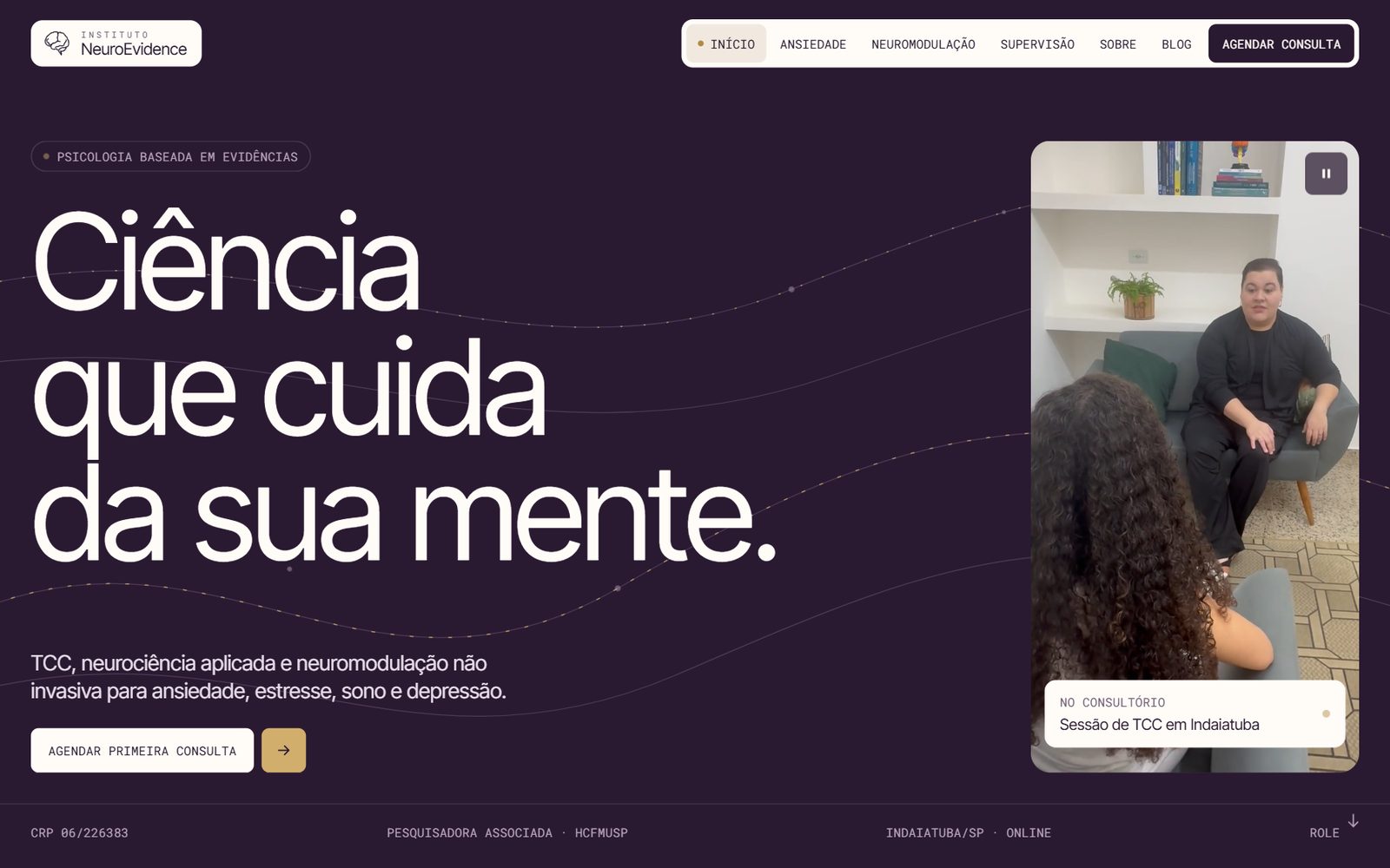 Home page of institutoneuroevidence.com: the headline Ciência que cuida da sua mente on deep plum, beside a video of a therapy session